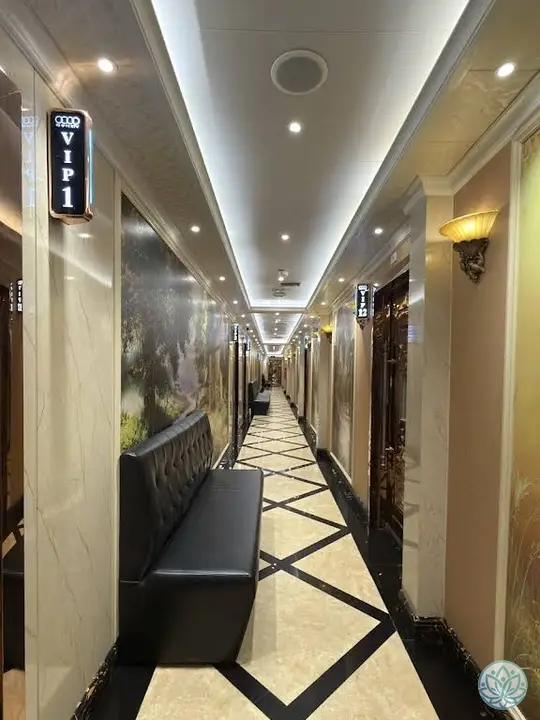 대리석 벽 복도