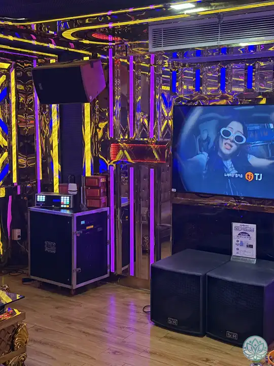 화려한 조명의 내부