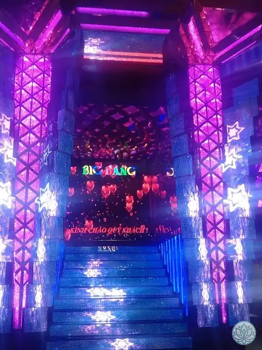 빅뱅 가라오케 입구 계단
