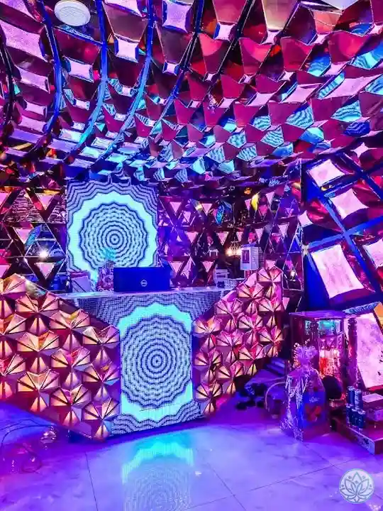 DJ 부스와 만다라 패턴