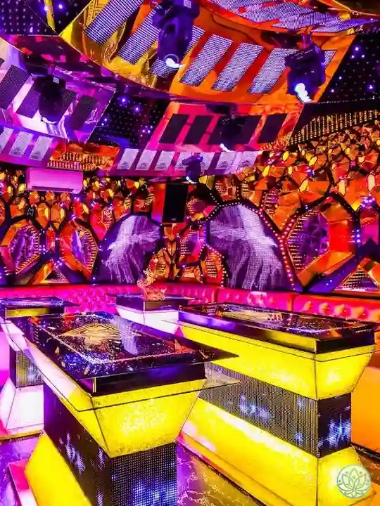 노란색 조명의 룸