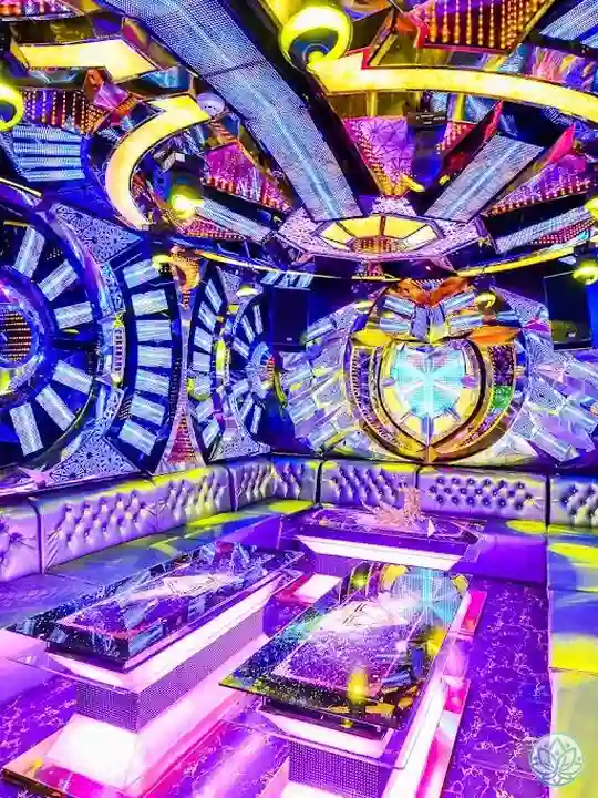 보라색과 파란색 조명