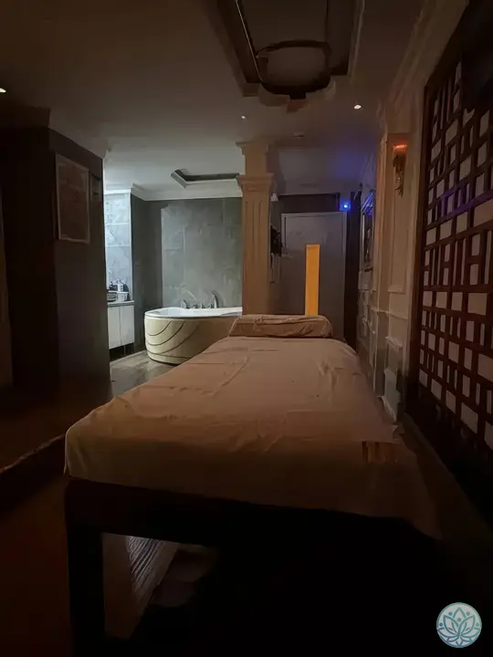 마사지 베드와 욕조가 함께 있는 모습