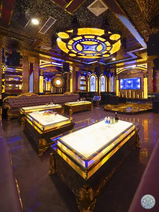 황금빛 조명 룸