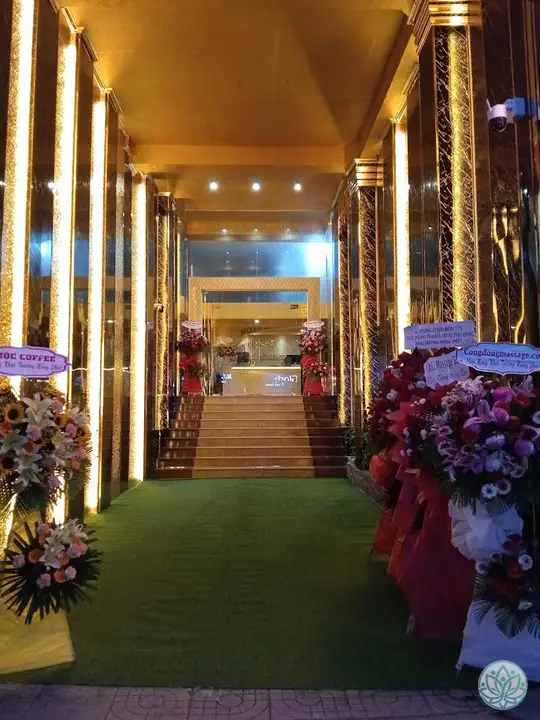 복도와 꽃 화환